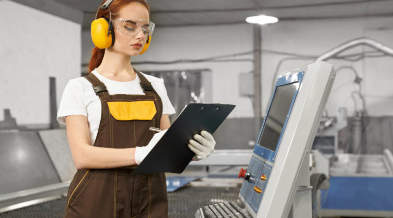Kobieta przy maszynie produkcyjnej